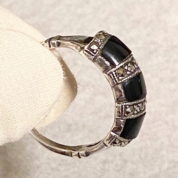 Vintage Sterling Silver Triple Marcasite and Black Onyx Ring - Picture 3 of 11